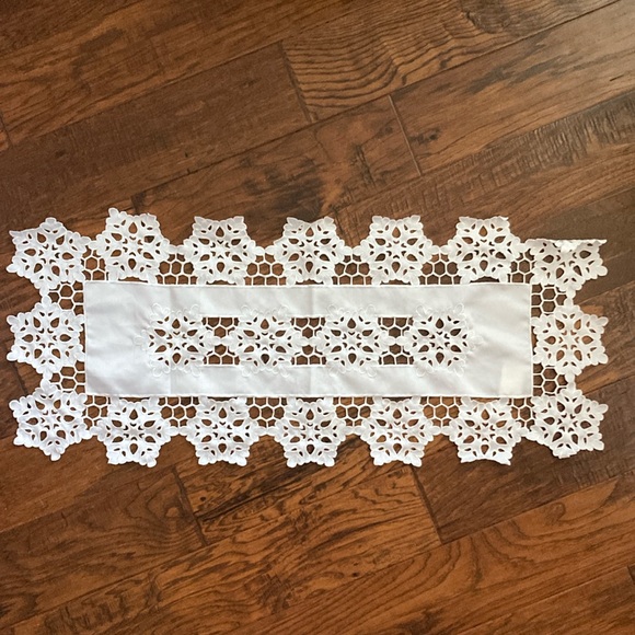 Snowflake Table Runner - Picture 1 of 6